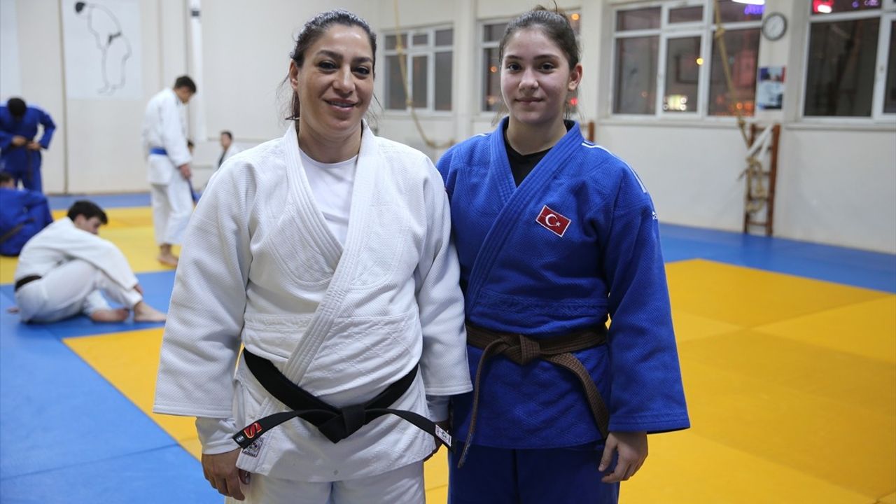 Judoda İlkleri Başaran Anne ve Kızın Hikayesi