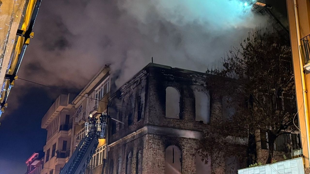 Kadıköy'de Tarihi Binada Yangın: Bir Kişi Hayatını Kaybetti