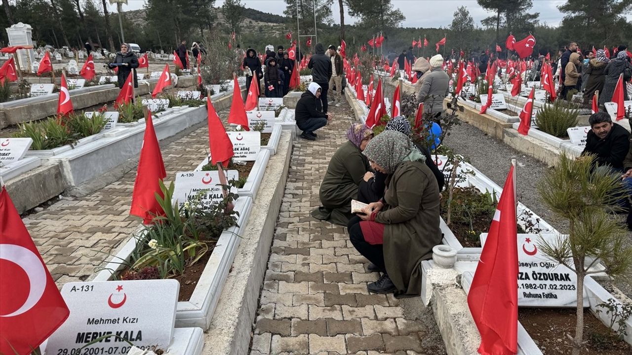 Kahramanmaraş'ta Depremzede Aileler Mezarlıkları Ziyaret Ediyor