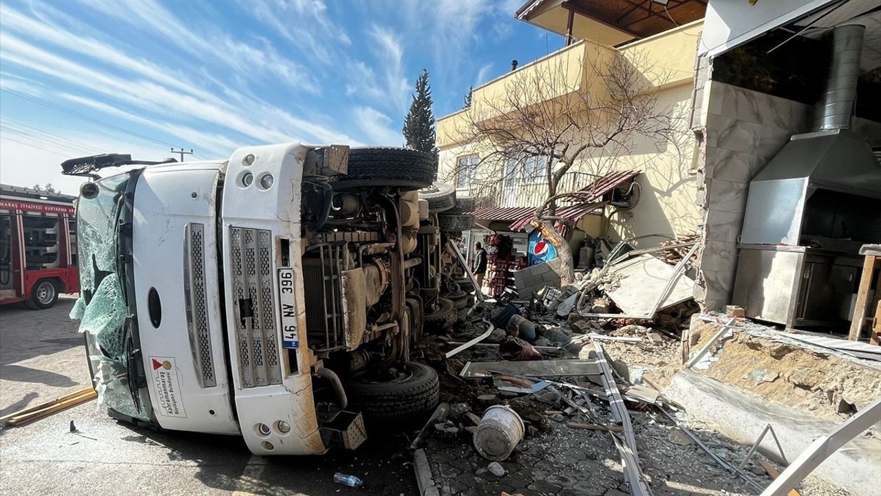 Kahramanmaraş'ta Halk Otobüsü ve Kamyon Çarpıştı: 11 Yaralı