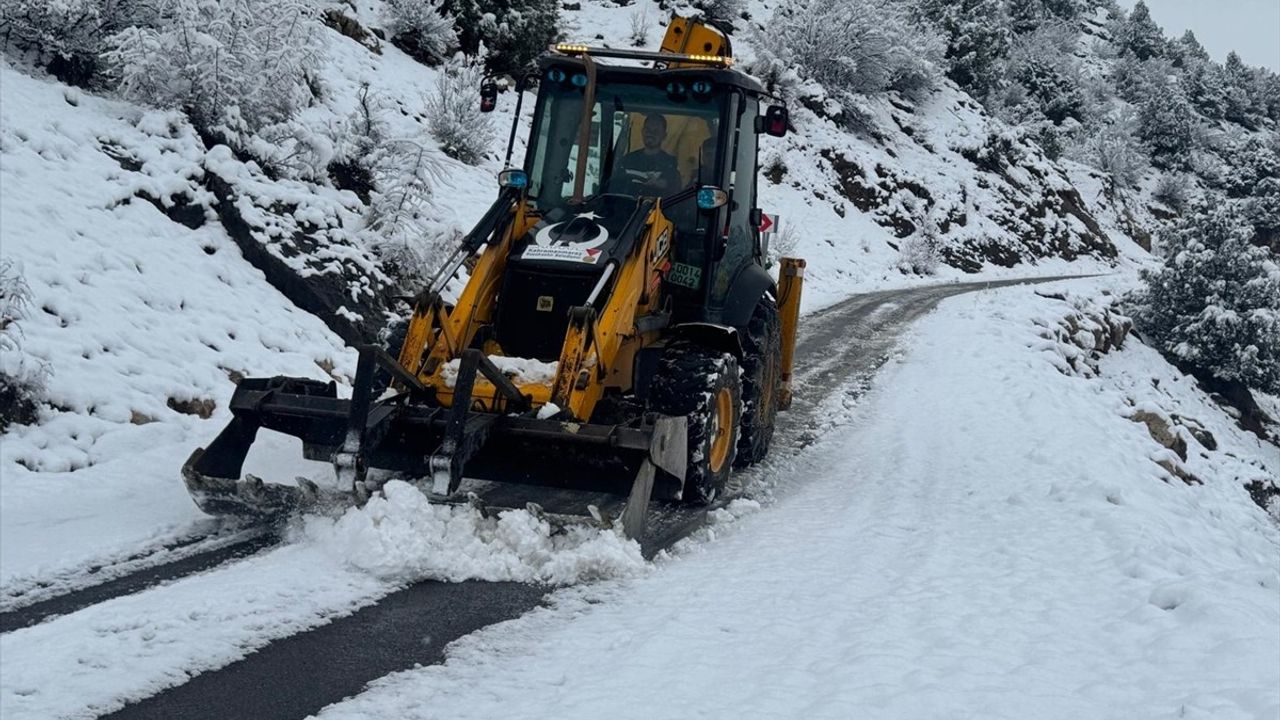 Kahramanmaraş'ta Kar Yağışı Nedeniyle 66 Mahalleye Ulaşım Kesildi