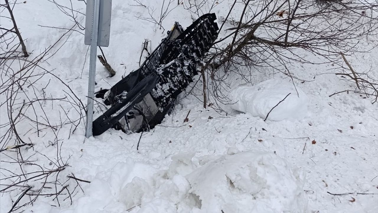 Kar Motoru Kazasında Hayatı Kurtaran Dikkatli Kepçe Operatörü