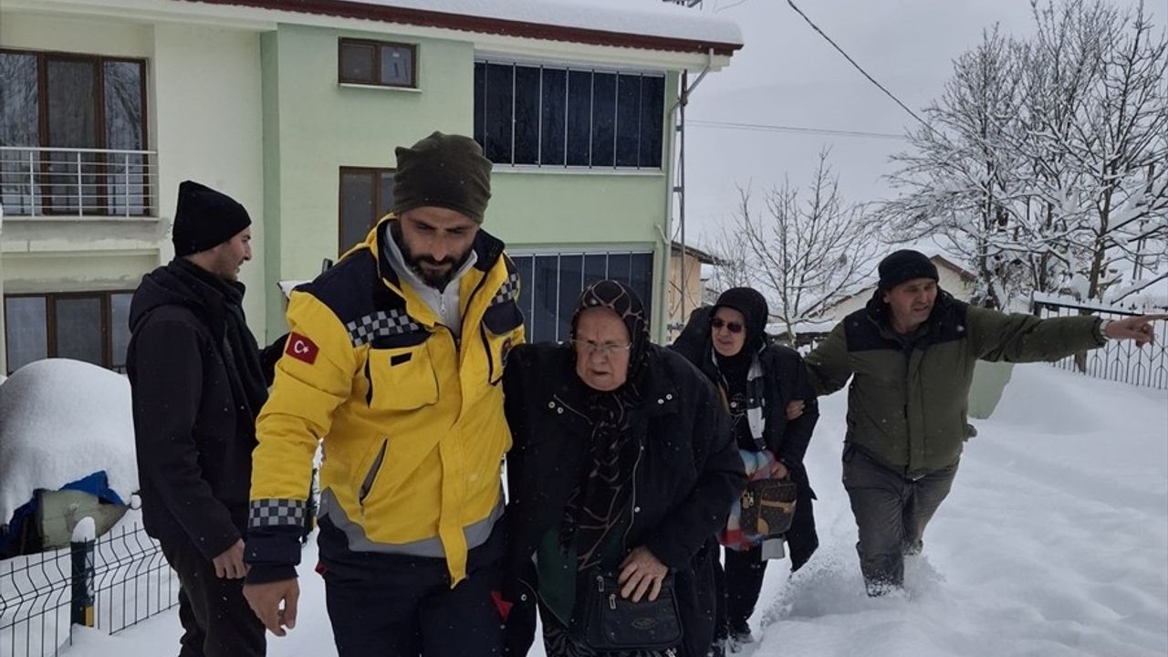 Karabük'te Kar Yağışıyla Mücadele: Hastalara Yardım Eli Uzatıldı