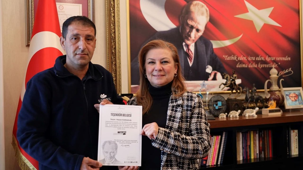 Karabük'teki Temizlik İşçisinin Atatürk'e Gösterdiği Saygı