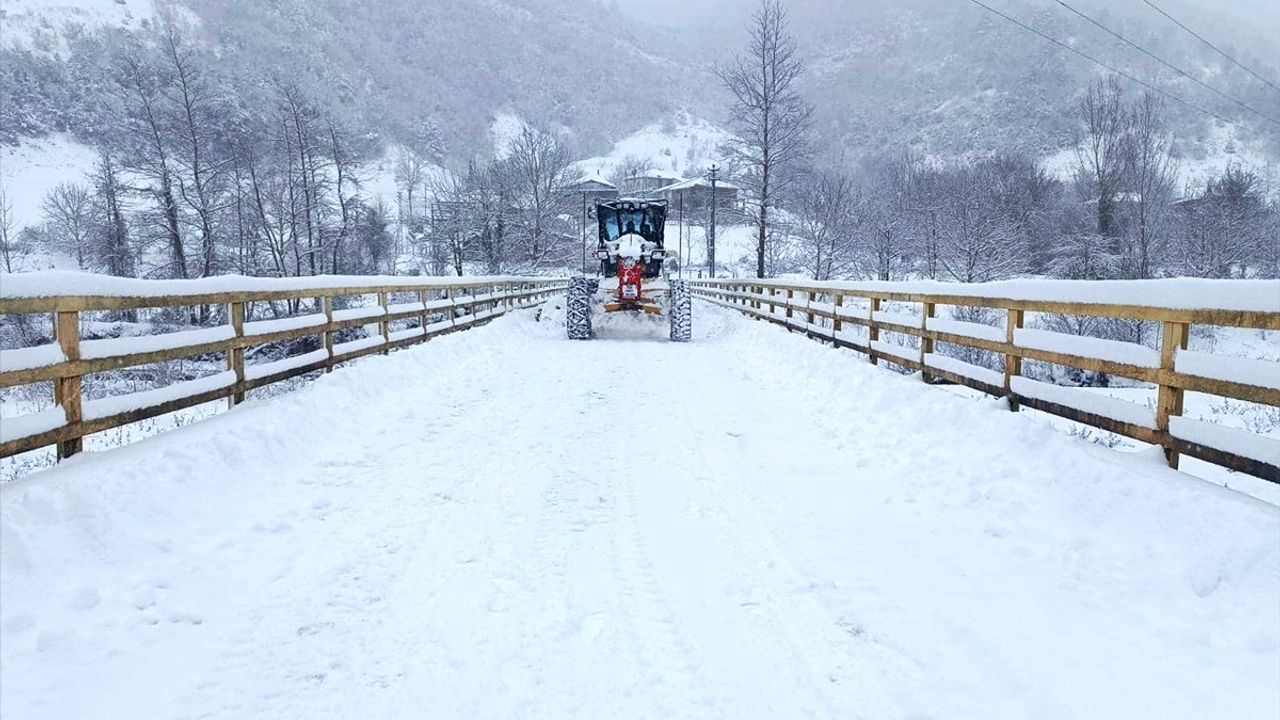 Karabük ve Bolu'da Kar Nedeniyle Kapanan Köy Yolları Açıldı