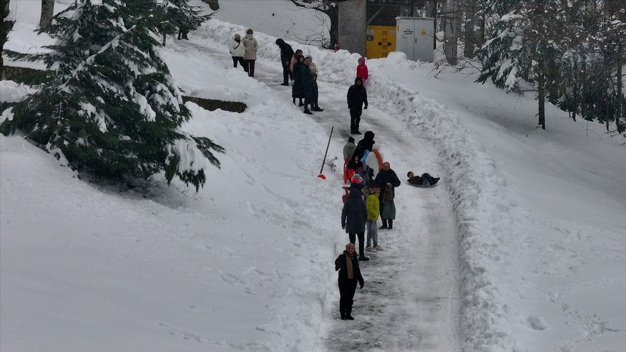 Karabük ve Düzce Yüksek Kesimlerinde Kar Yağışı Etkili Oldu