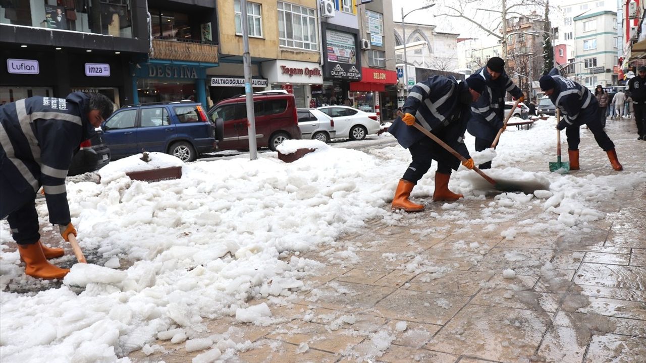 Karadeniz Bölgesi'nde Kar Yağışı Nedeniyle 1180 Yerleşim Yeri Ulaşıma Kapandı