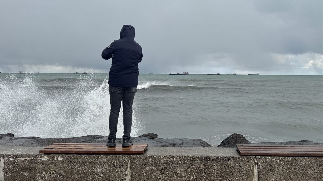 Karadeniz'de Kuvvetli Rüzgar Nedeniyle Dev Dalgalar Oluştu