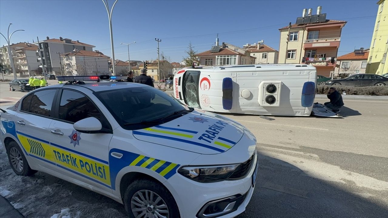 Karaman'da Ambulans ve Otomobil Çarpıştı: 5 Yaralı