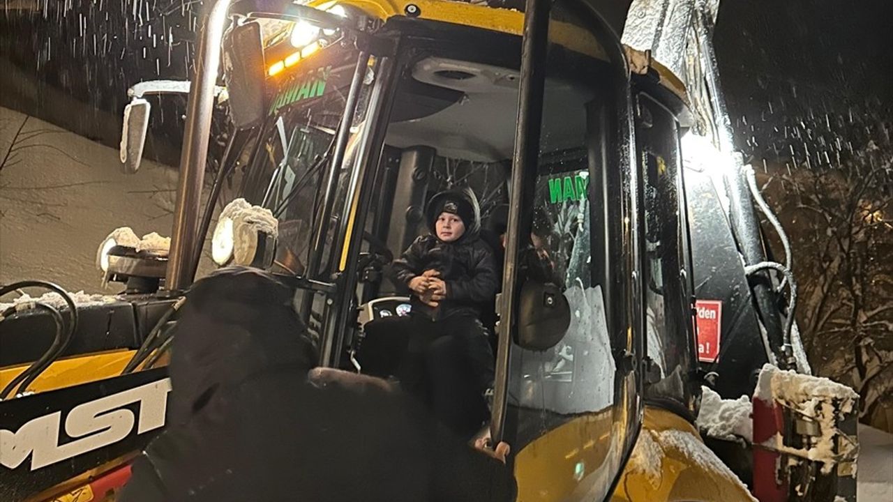 Karda Kapalı Yolda Rahatsızlanan Çocuğa Müdahale