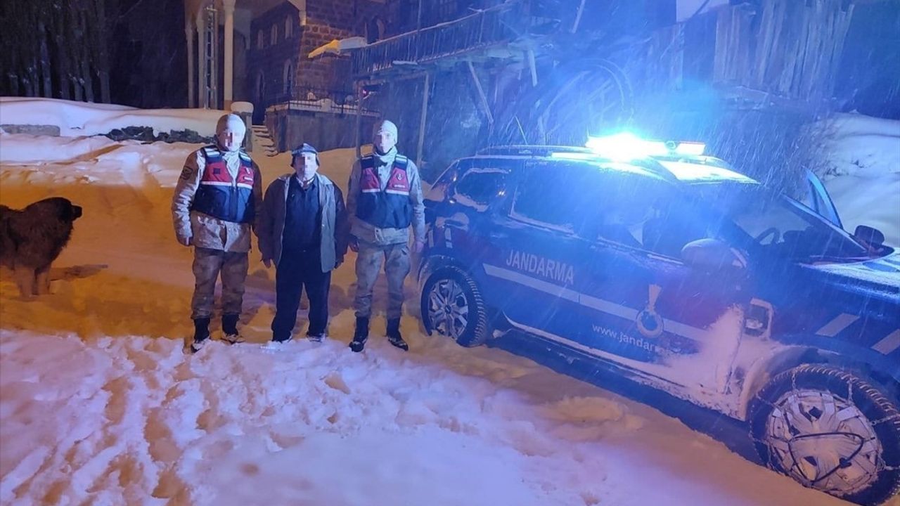 Karla Mücadele: Erzurum'da Jandarma Ekipleri Bir Kişiyi Kurtardı