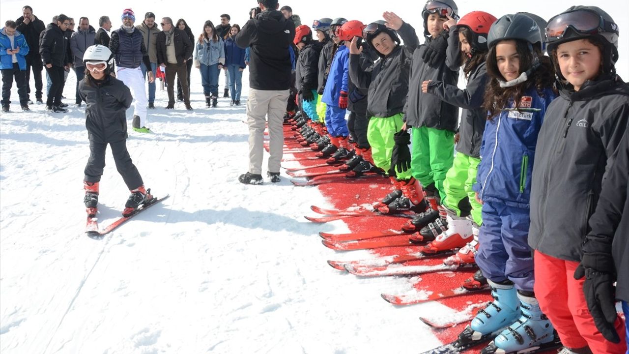 Kars'ta Öğrencilere Kayak Eğitimi: Karın Yıldızları Projesi Devam Ediyor
