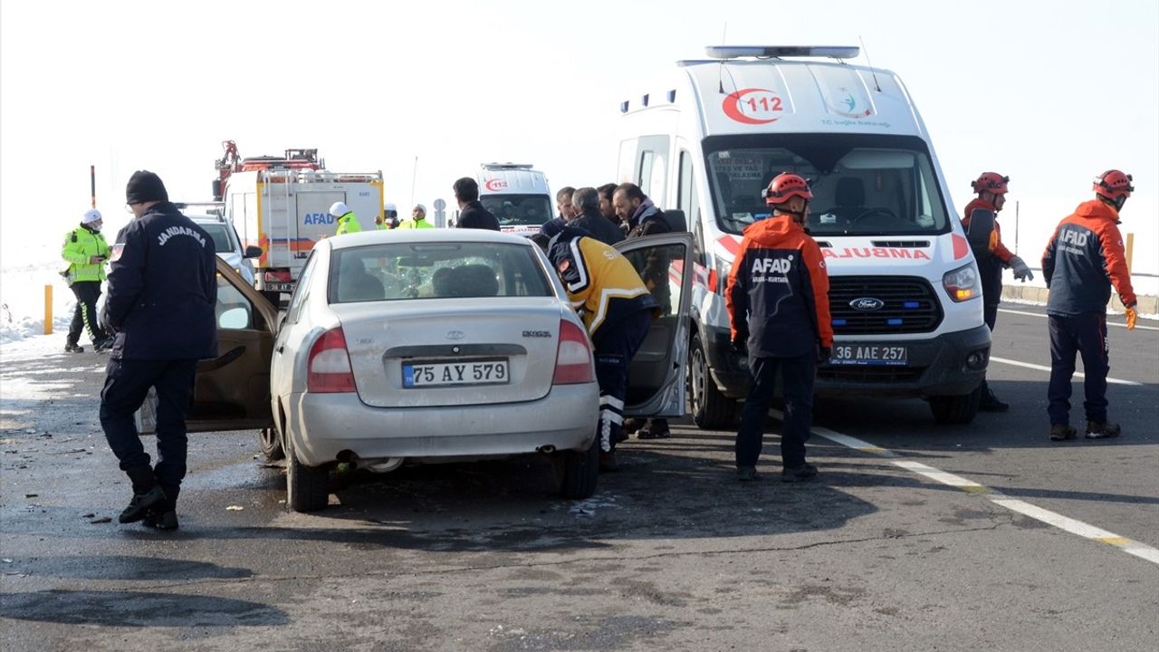 Kars'ta Otomobil ile Hafif Ticari Araç Çarpıştı: 9 Yaralı