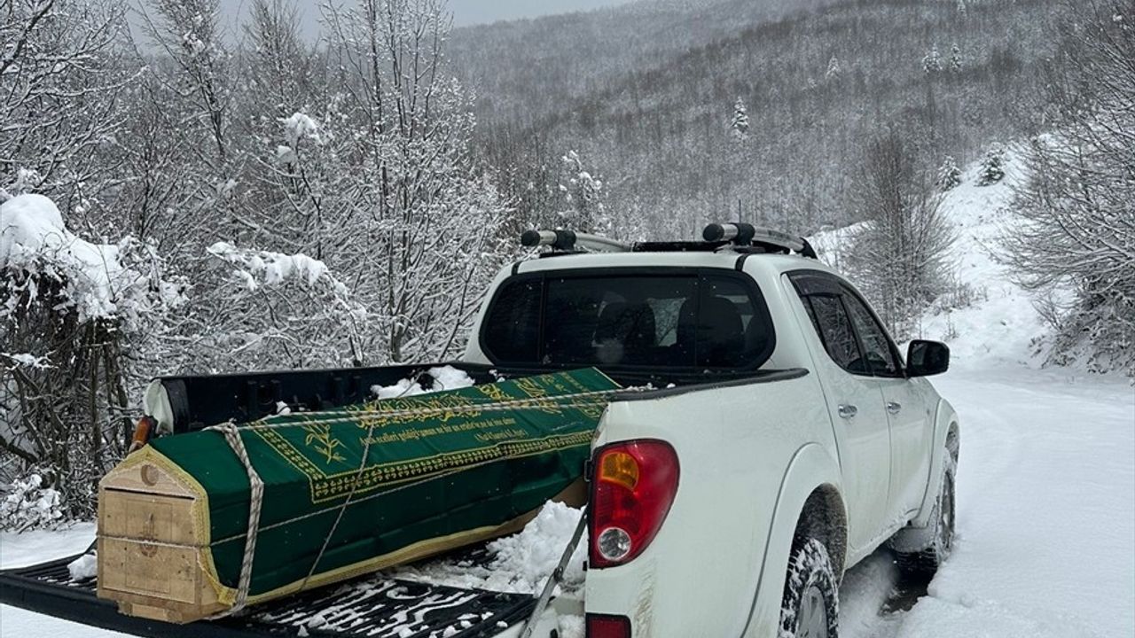 Kastamonu'da Kapanan Köy Yolu Cenaze İçin Açıldı