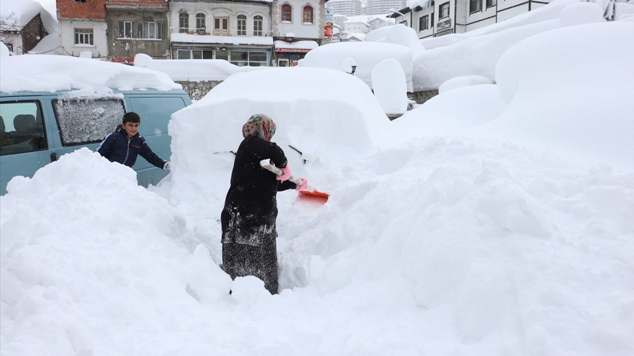Kastamonu'da Kar Altında Kalan Araçlar Zorla Bulunuyor