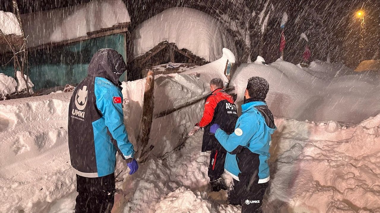 Kastamonu'da Kar Engeline Rağmen Hastalar Hastaneye Ulaştırıldı