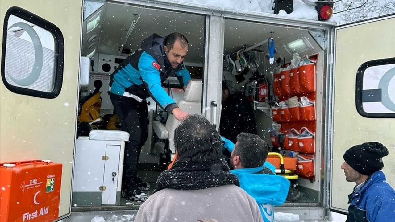 Kastamonu'da Kar Engelini Aşan UMKE Ekibi, Solunum Hastasını Kurtardı