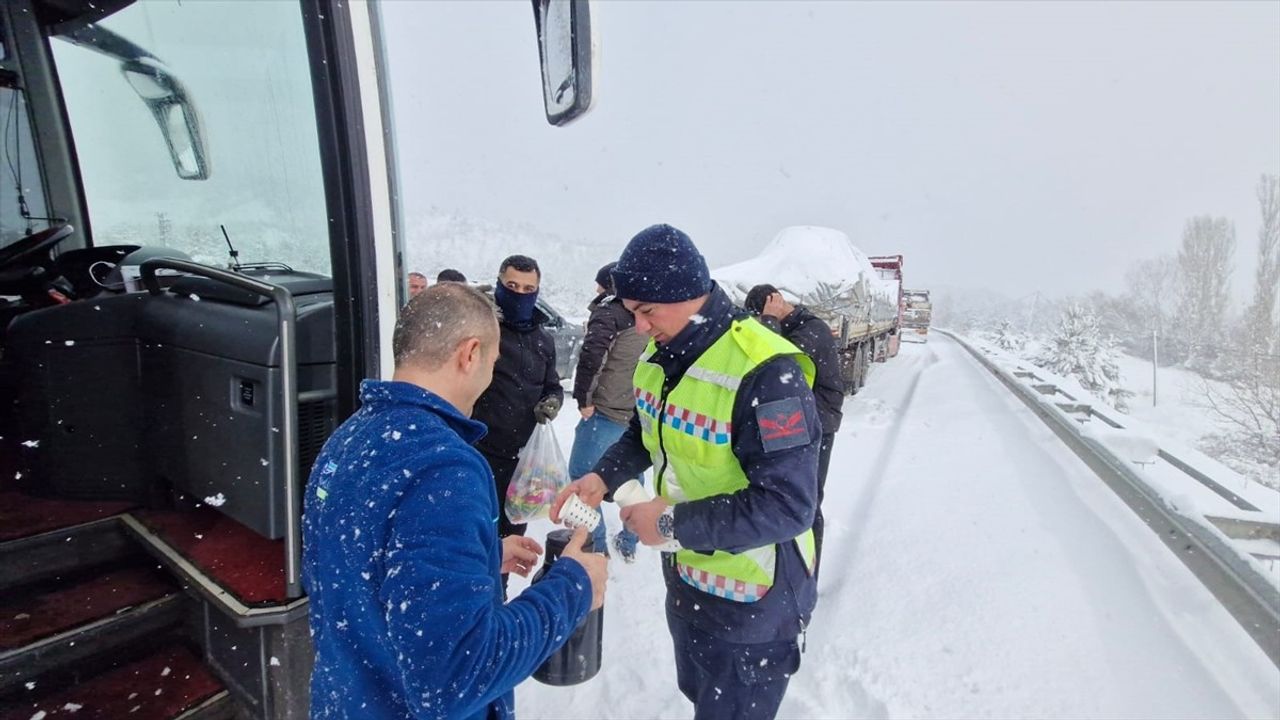 Kastamonu'da Kar Yağışı Nedeniyle Yolda Kalanlara Yardım