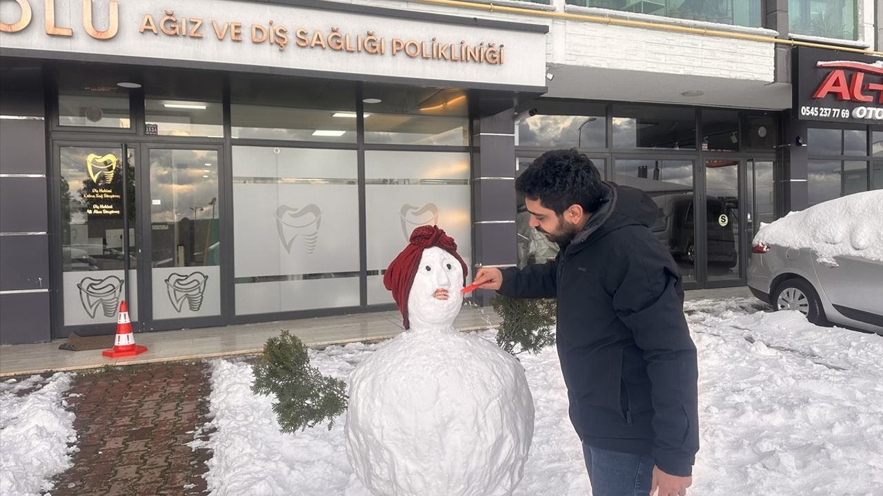 Kastamonu'da Kardan Adam Geleneği: Diş Kliniği Protez Dişle Süsledi