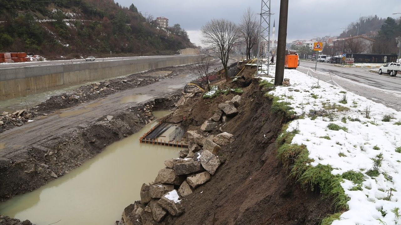 Kastamonu İnebolu'da Sağanak Yağışlar İstinat Duvarlarını Çöktürdü