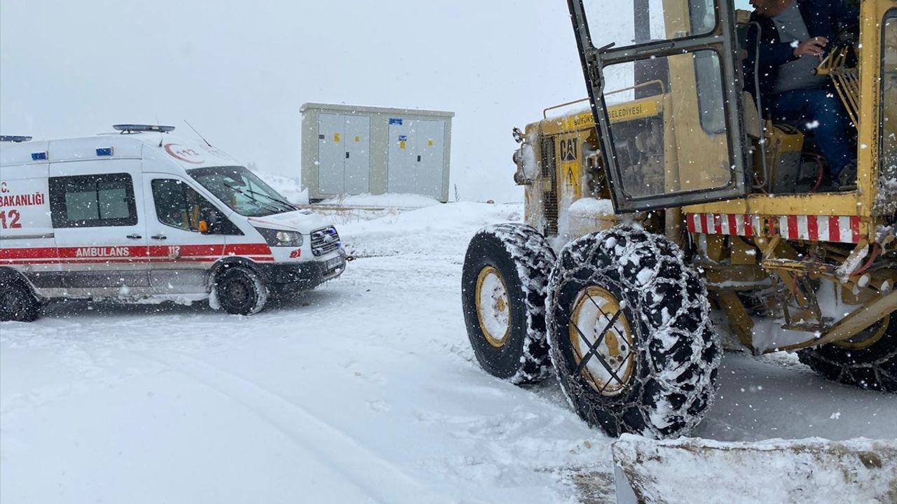 Kayseri'de Kapanan Yolda Acil Sağlık Hizmeti