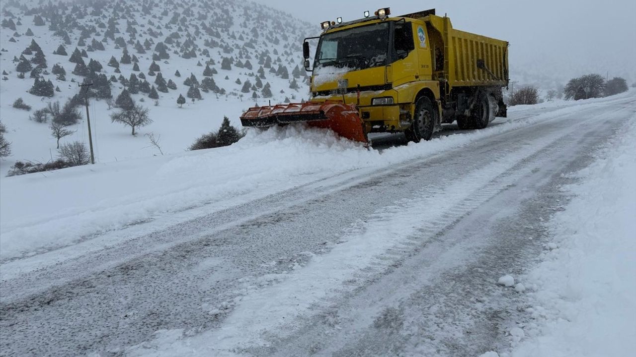 Kayseri'de Kar Ulaşımı Vurdu: 22 Mahallede Yol Kapalı