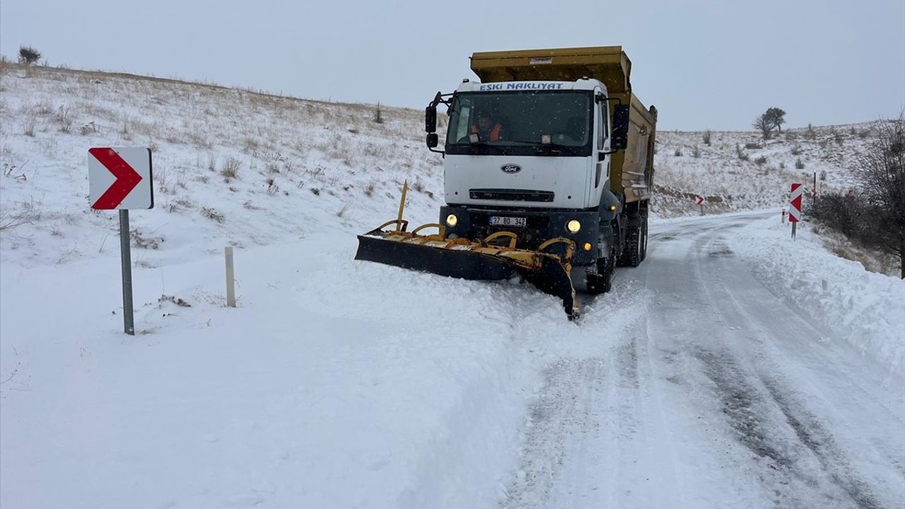 Kayseri'de Kar ve Tipi Nedeniyle 38 Mahalle Yolu Kapandı