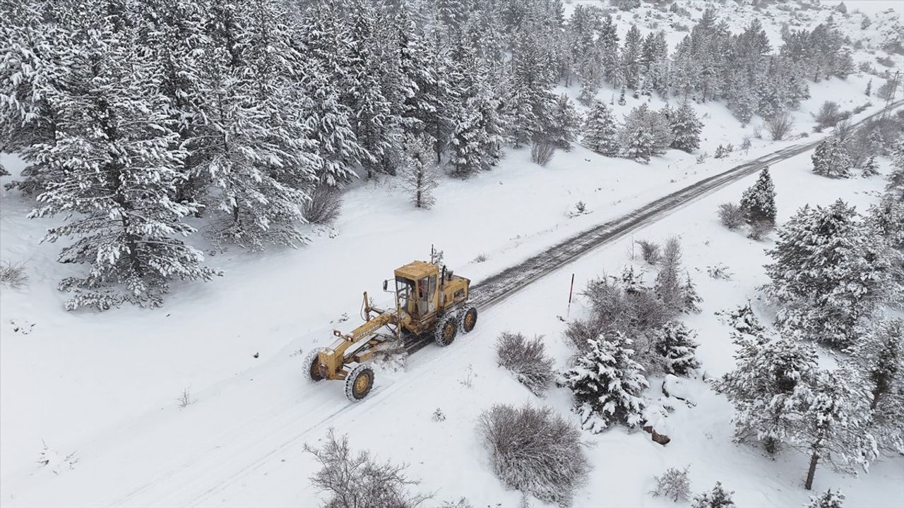 Kayseri'de Kar ve Tipi Nedeniyle 64 Mahalle Yolu Kapandı