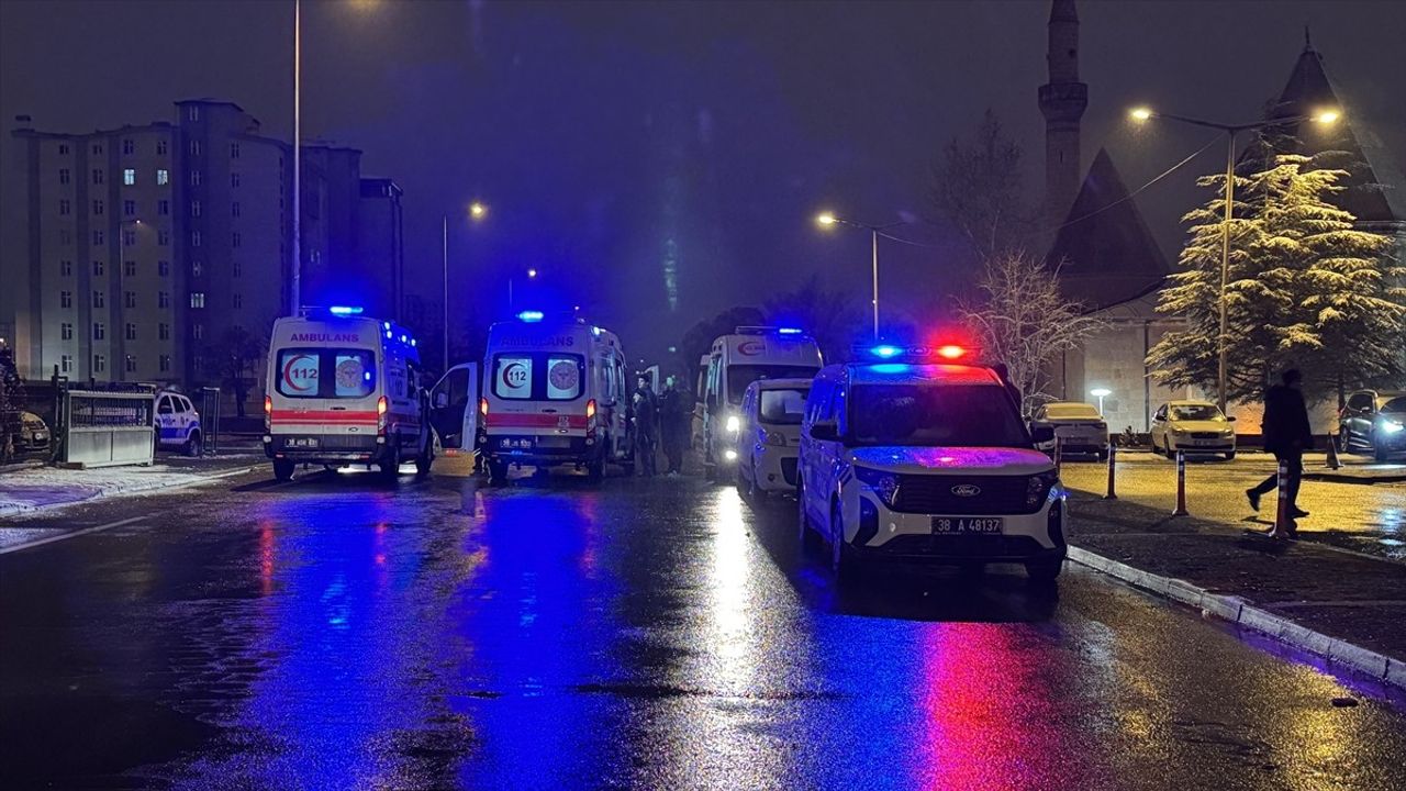 Kayseri'de Mobilya Mağazasında Yangın: 5 Öğrenci Hastaneye Kaldırıldı