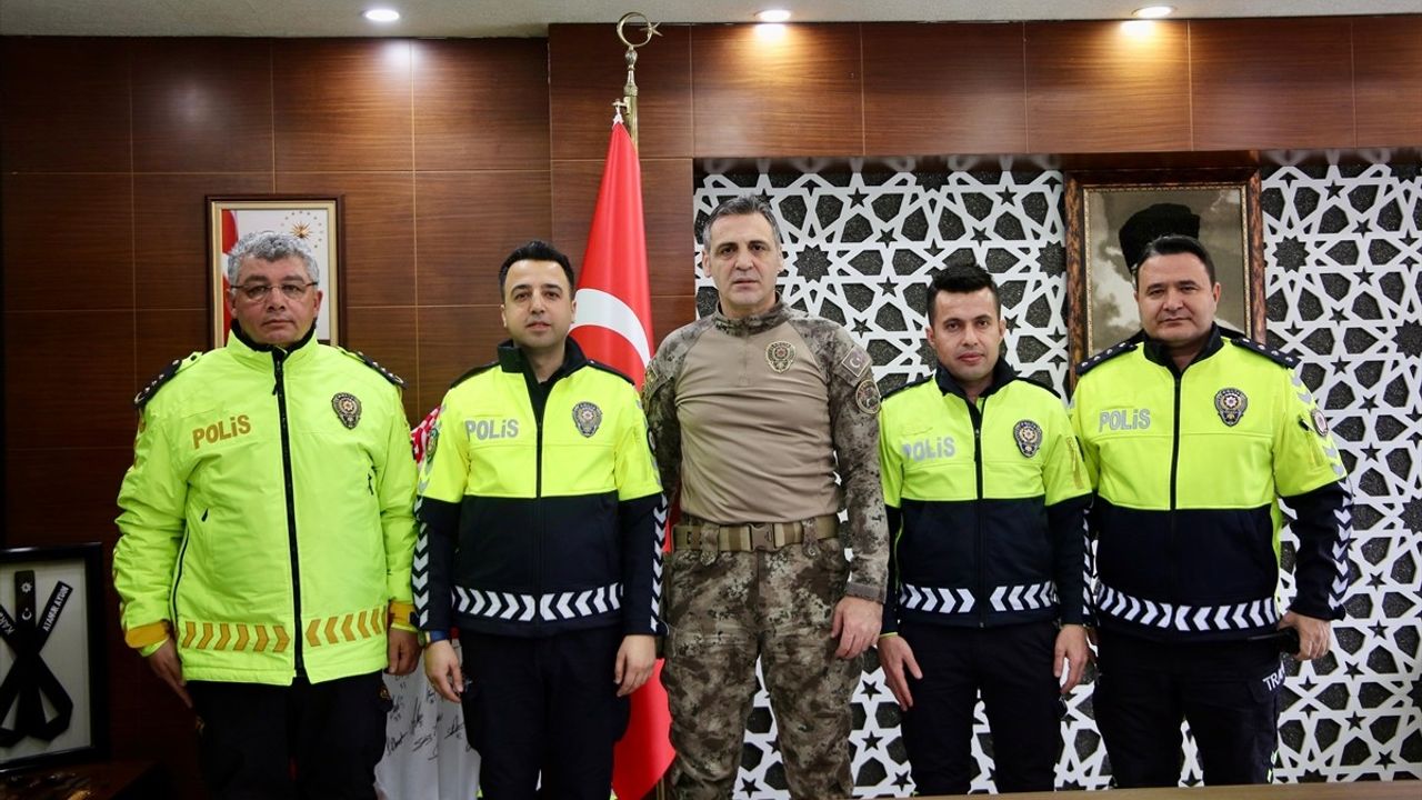 Kayseri'de Trafik Polisi Sürücüye Yardım Etti
