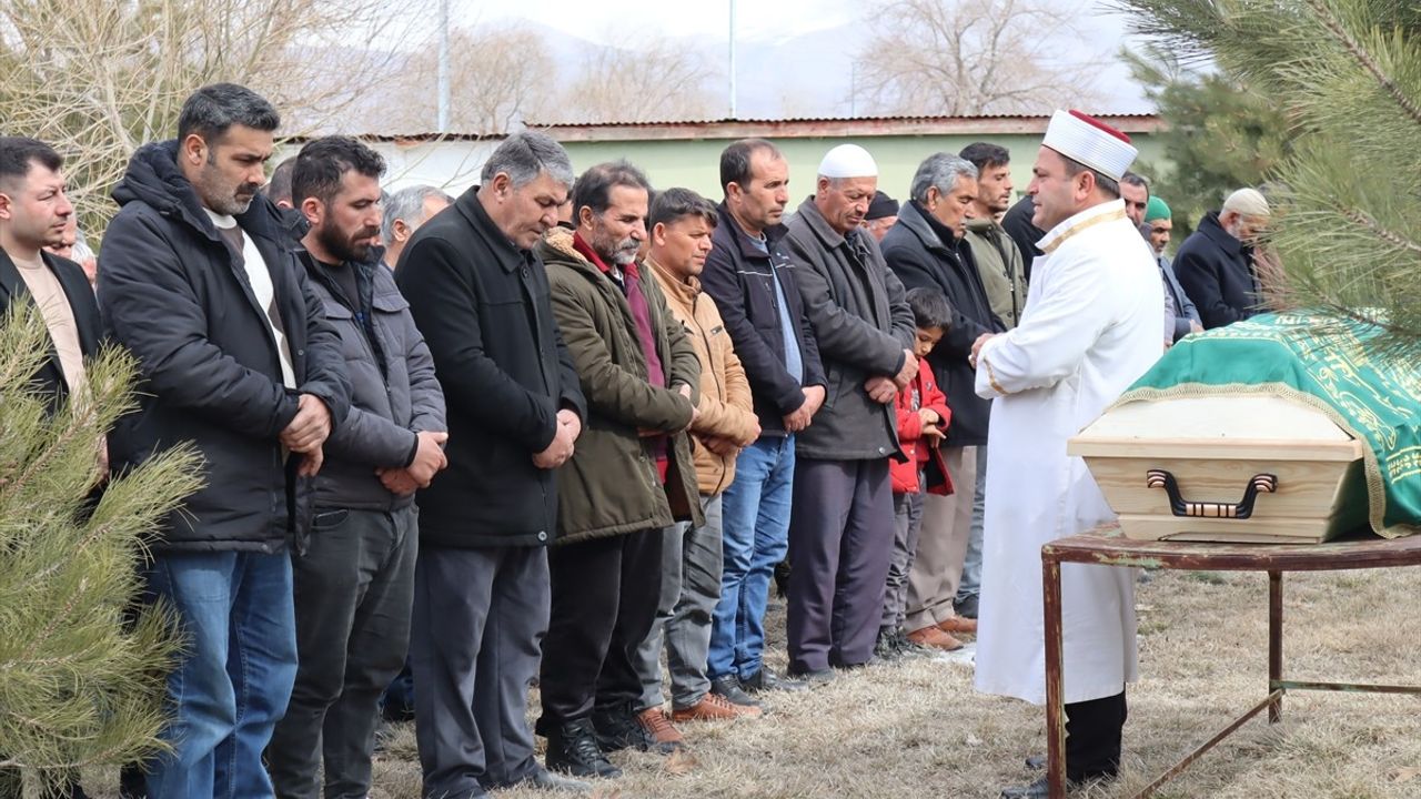 Kayseri'de Tragedi: Eski Eşi Tarafından Öldürülen Kadının Cenazesi Defnedildi