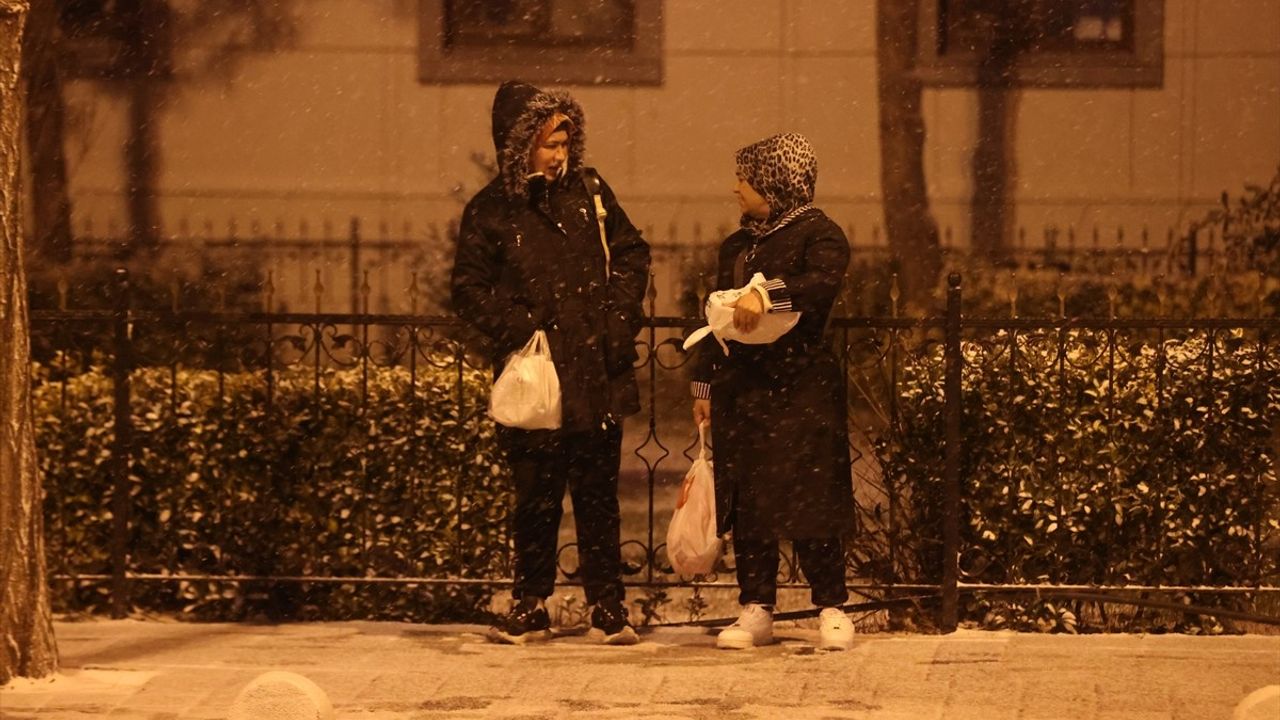 Kırklareli'nde Yoğun Kar Yağışı Etkili Oluyor