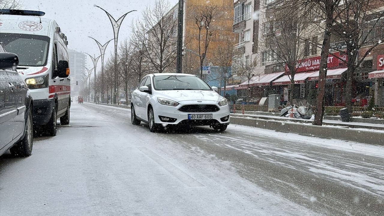 Kırşehir'de Yoğun Kar Yağışı Etkisini Gösteriyor