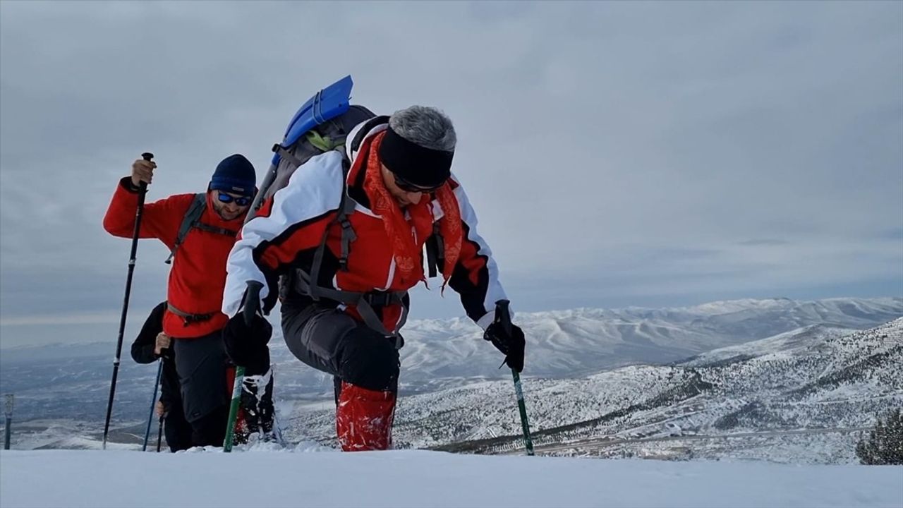 Kırşehirli Dağcılar Kındam Dağı'nda Zirveye Ulaştı