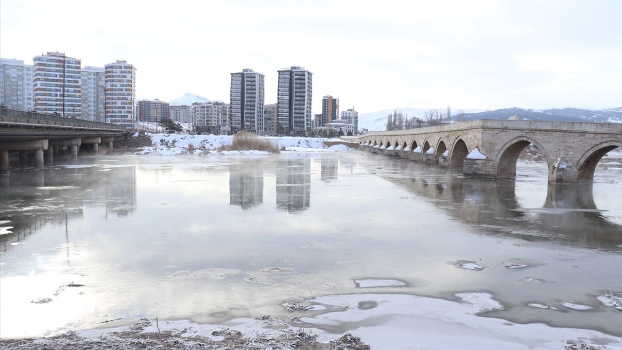 Kızılırmak Nehri Kısmen Buzla Kaplandı