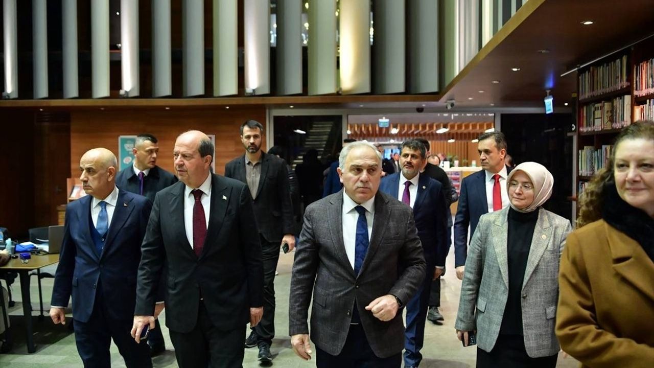 KKTC Cumhurbaşkanı Ersin Tatar, Fatih Merkez Kütüphanesini Ziyaret Etti