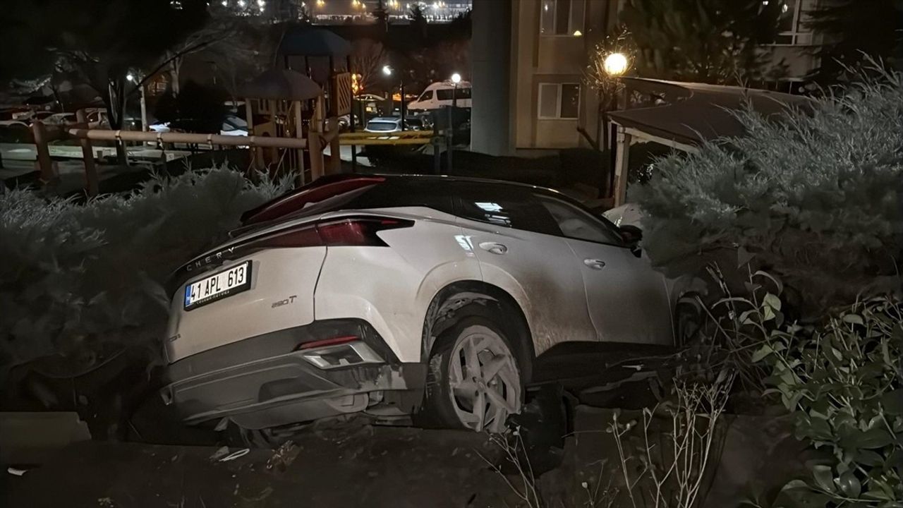 Kocaeli'de Kontrolden Çıkan Cipin Devrilmesi Kameralara Yansıdı