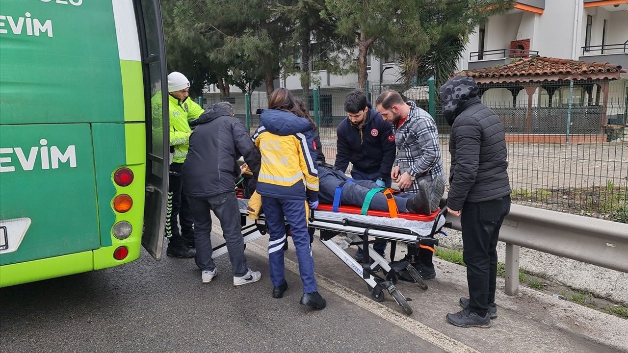 Kocaeli'de Sürücüsü Fenalaşan Otobüs Yolcu Tarafından Durduruldu