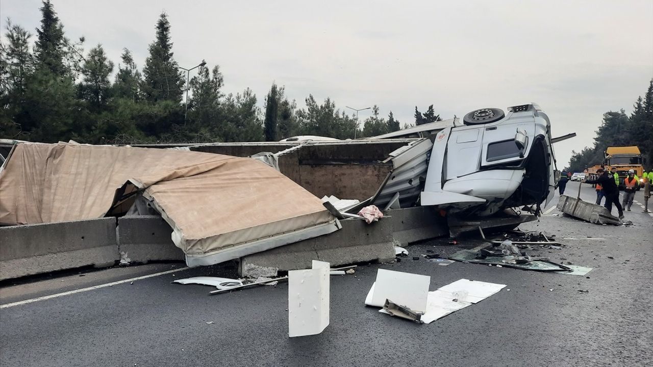 Kocaeli'de Tır Devrildi: Sürücü Yaralandı