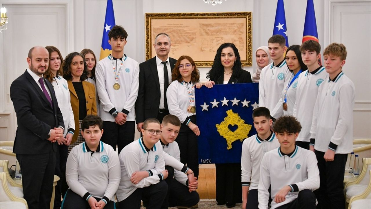 Kosova Cumhurbaşkanı, STEM Olimpiyatları'nda Başarı Gösteren Öğrencileri Ağırladı