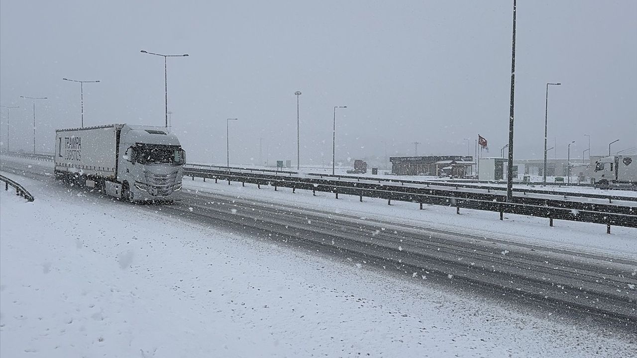 Kuzey Marmara Otoyolu'nda Kocaeli Geçişinde Kar Yağışı Devam Ediyor