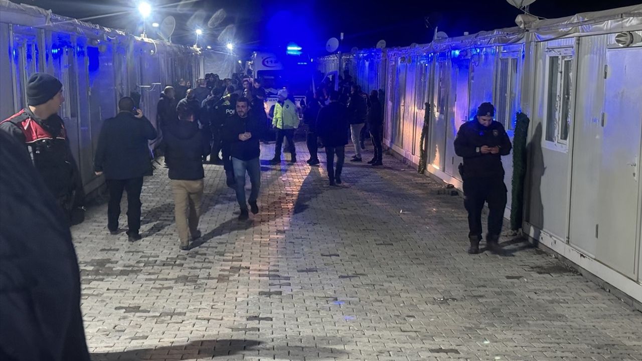 Malatya'da Bıçaklı Saldırı: Polis Memuru Yaralandı