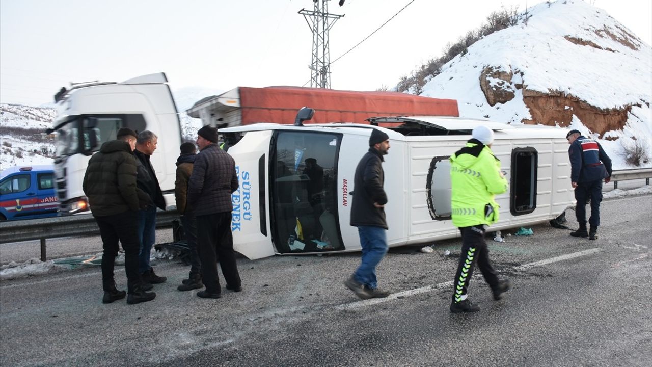 Malatya'da Yolcu Minibüsü Devrildi: 8 Yaralı