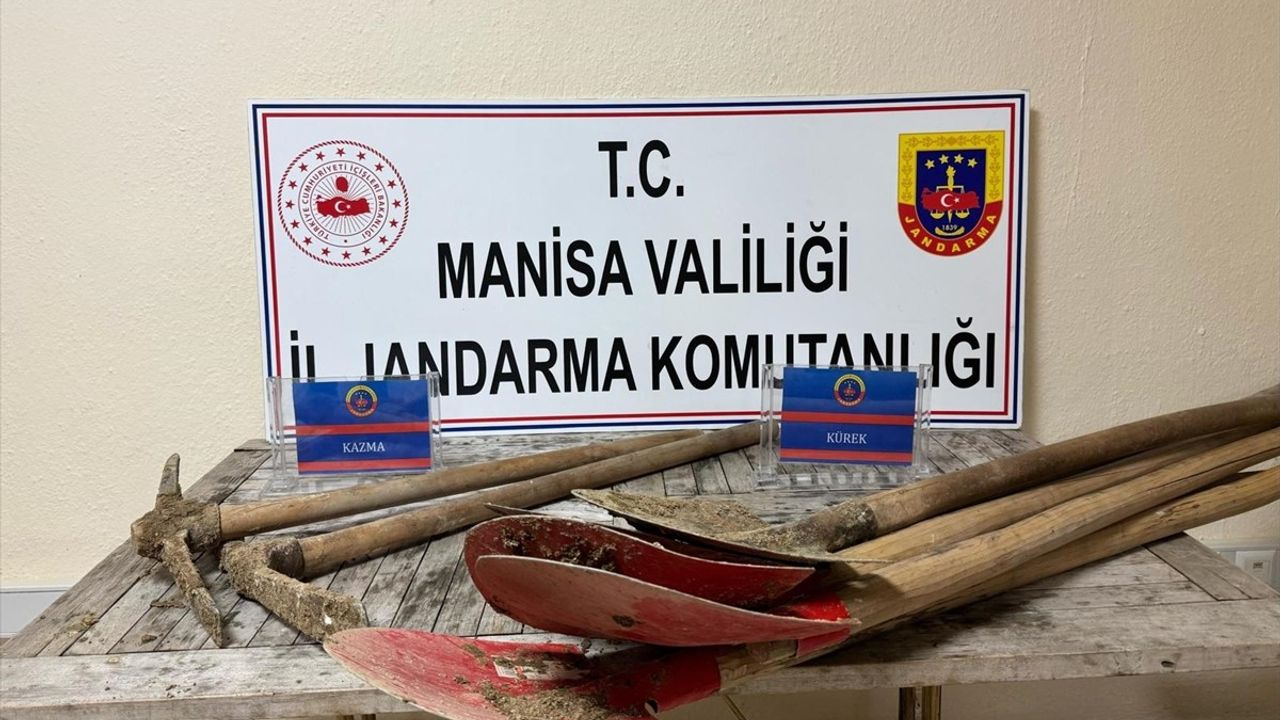 Manisa'da Kaçak Kazı Operasyonu: 9 Kişi Suçüstü Yakalandı