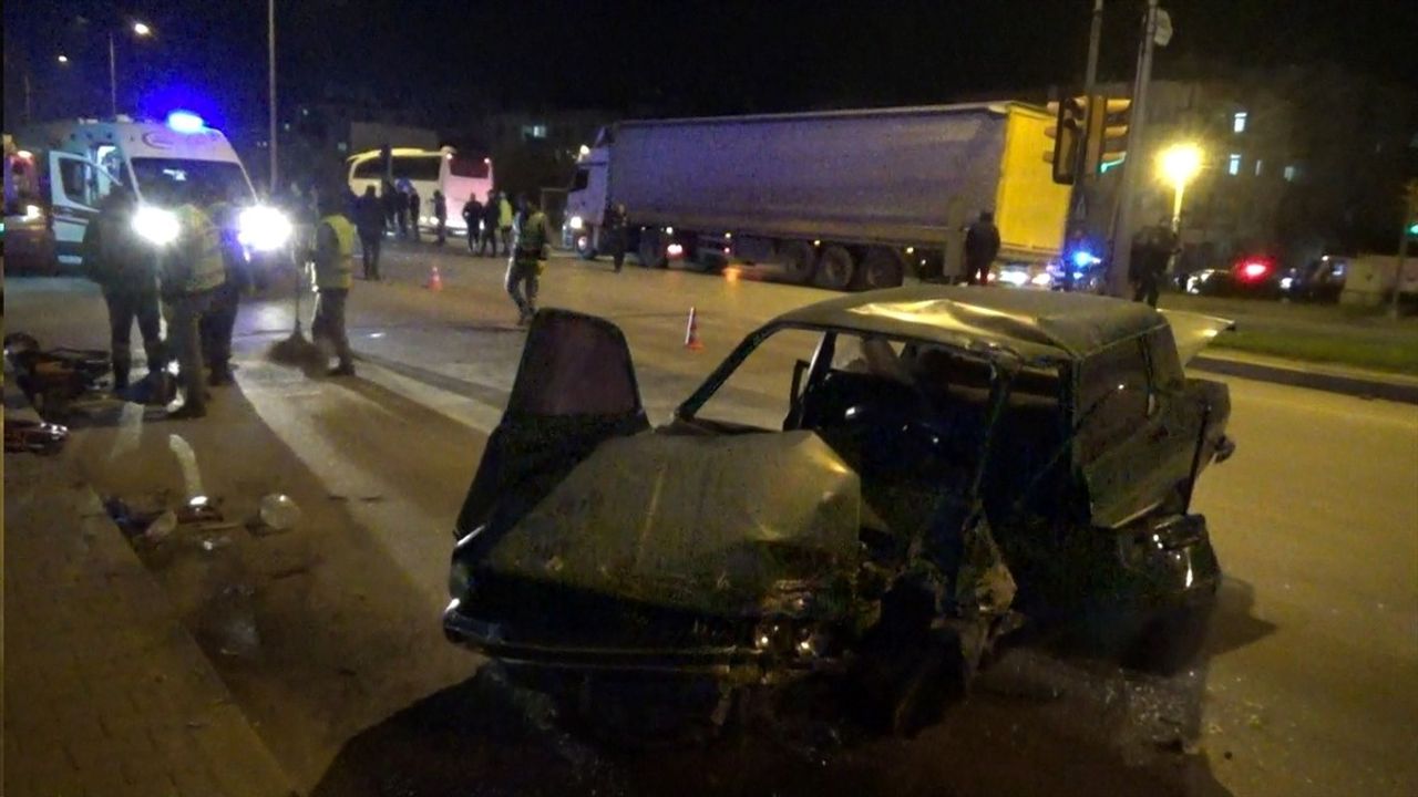 Manisa'da Trafik Kazası: 5 Yaralı