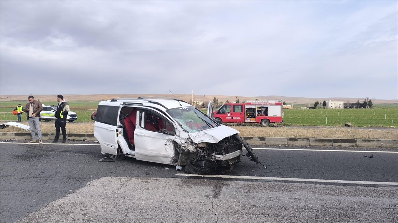 Mardin'de Trafik Kazası: Üç Yaralı