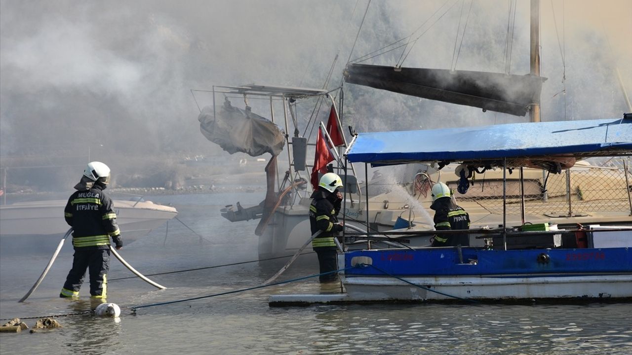 Marmaris'te Motoryat Yangınına Müdahale Ediliyor