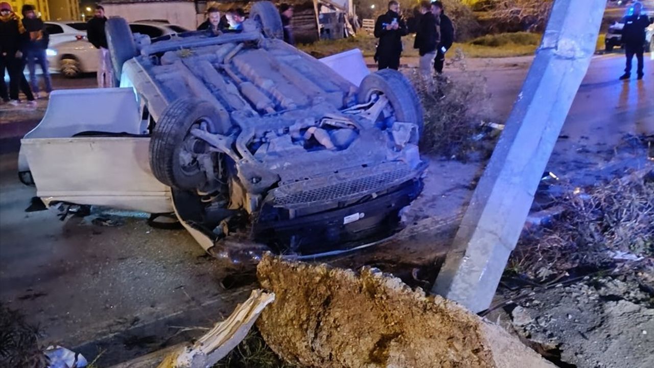 Mersin'de Aydınlatma Direğine Çarpan Araçta Yaralanma Olayı