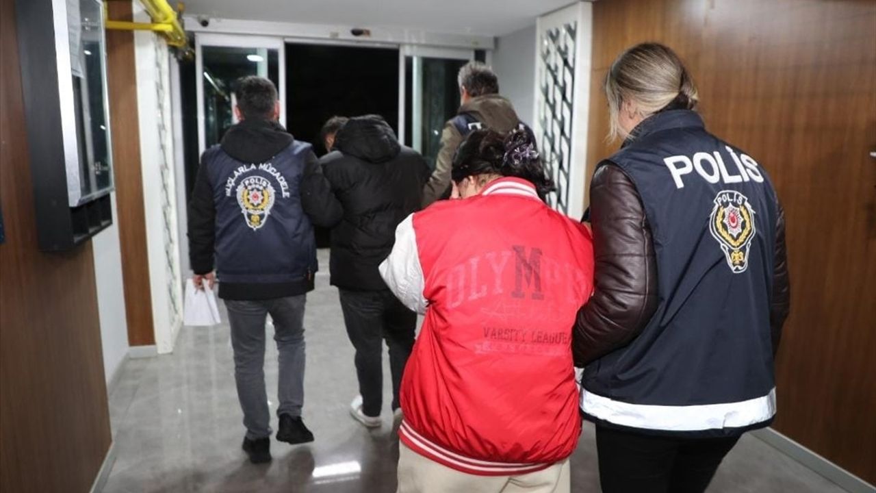 Mersin'de Dolandırıcılık ve Yasa Dışı Bahis Operasyonu: 3 Kişi Tutuklandı