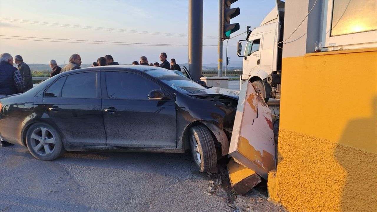 Mersin'de Güvenlik Kulübesine Çarpan Otomobilin Sürücüsü Yaralandı